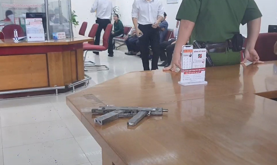 Vật nghi là súng tự chế người đàn ông bỏ lại tại hiện trường. Ảnh: Thảo Vy.