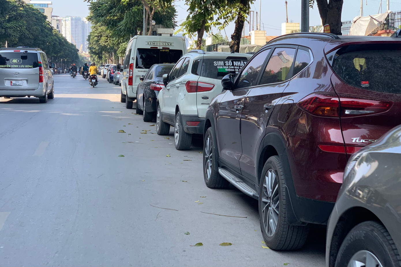 Không chỉ vỉa hè, tuyến phố Lê Trọng Tấn cũng xuất hiện dày đặc xe ô tô dừng đỗ dưới lòng đường, dù theo quan sát, không thấy có biển báo được phép đỗ xe. Ảnh: Duy Phạm