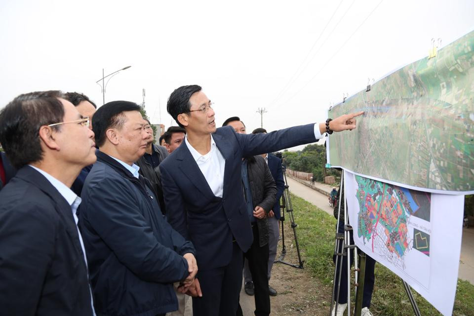 Bí thư Thành ủy Hà Nội Đinh Tiến Dũng, Phó Chủ tịch UBND thành phố Hà Nội Nguyễn Trọng Đông và đoàn công tác kiểm tra thực địa công tác GPMB dự án đường Vành đai 4 - Vùng Thủ đô. Ảnh: PV. Bí thư Thành ủy Hà Nội Đinh Tiến Dũng, Phó Chủ tịch UBND thành phố Hà Nội Nguyễn Trọng Đông và đoàn công tác kiểm tra thực địa công tác GPMB dự án đường Vành đai 4 - Vùng Thủ đô. Ảnh: PV.