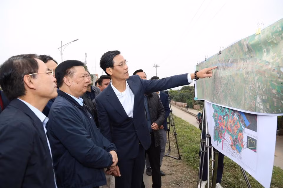 Bí thư Thành ủy Hà Nội Đinh Tiến Dũng, Phó Chủ tịch UBND thành phố Hà Nội Nguyễn Trọng Đông và đoàn công tác kiểm tra thực địa công tác GPMB dự án đường Vành đai 4 - Vùng Thủ đô. Ảnh: PV.