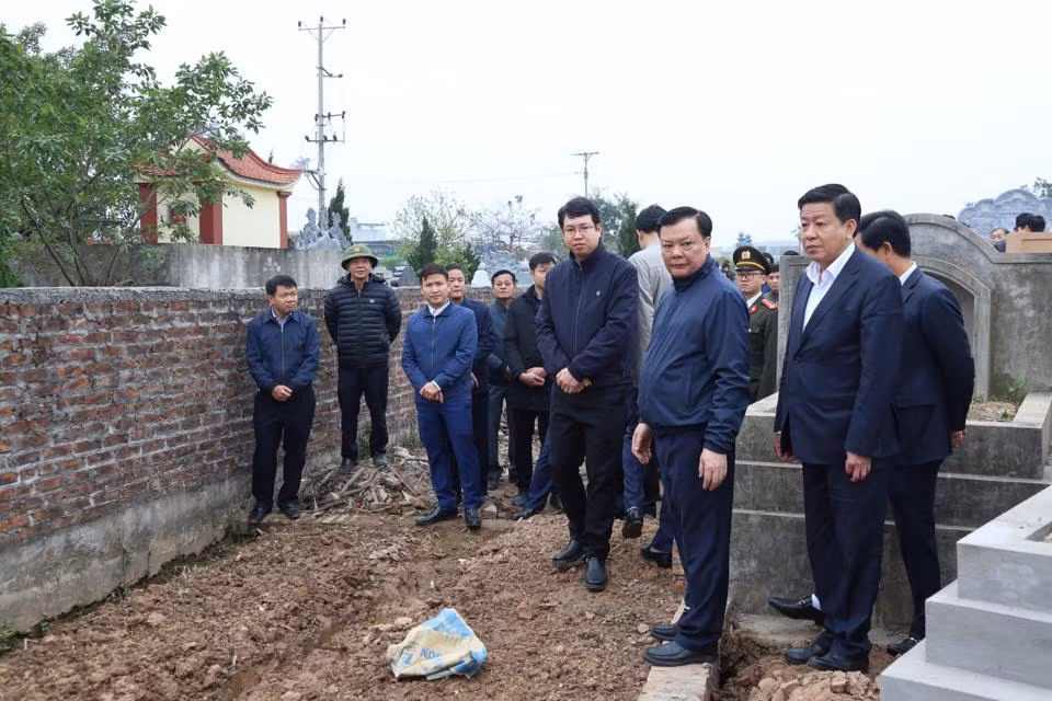 Bí thư Thành ủy Hà Nội Đinh Tiến Dũng, Phó Chủ tịch UBND thành phố Dương Đức Tuấn và đoàn công tác trong cuộc kiểm tra thực địa công tác GPMB dự án đường Vành đai 4 - Vùng Thủ đô sáng 16/2. Ảnh: PV