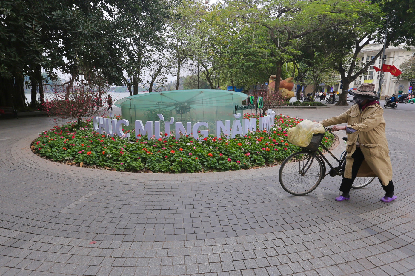 Xung quanh khu vực hồ Gươm hiện cũng được trang trí các tiểu cảnh phục vụ nhân dân và du khách đón chào năm mới. Ảnh: Duy Phạm