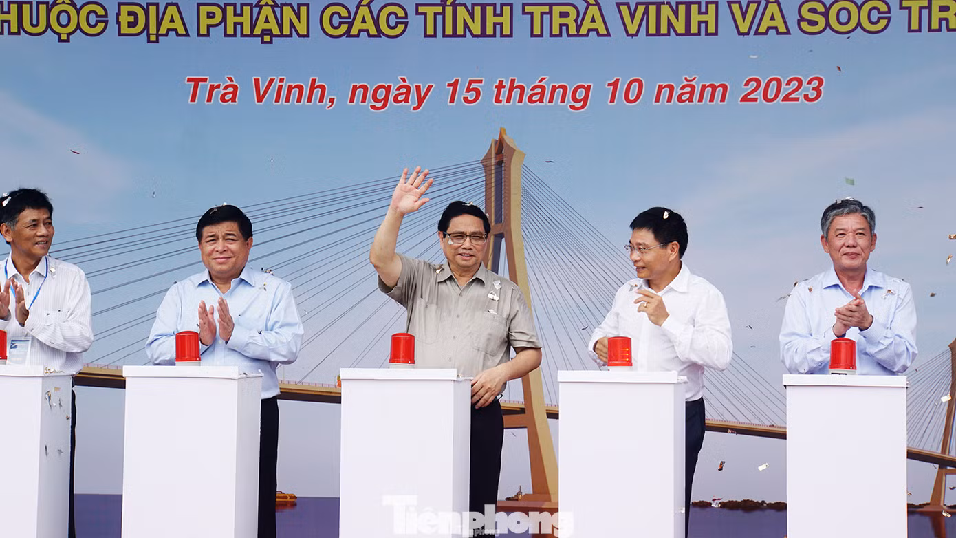 Thủ tướng Phạm Minh Chính phát lệnh khởi công dự án cầu Đại Ngãi. Ảnh: Hòa Hội.
