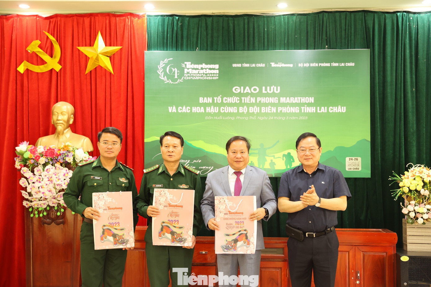 Nhà báo Lê Xuân Sơn tặng quà Phó Chủ tịch Thường trực UBND tỉnh Lai Châu Tống Thanh Hải; Chỉ huy trưởng Bộ Chỉ huy Bộ đội Biên phòng tỉnh Lai Châu - Đại tá Triệu Quốc Nguậy; Đồn trưởng Đồn Biên phòng Huổi Luông - Trung tá Lê Văn Quyết. Ảnh: Trọng Tài.