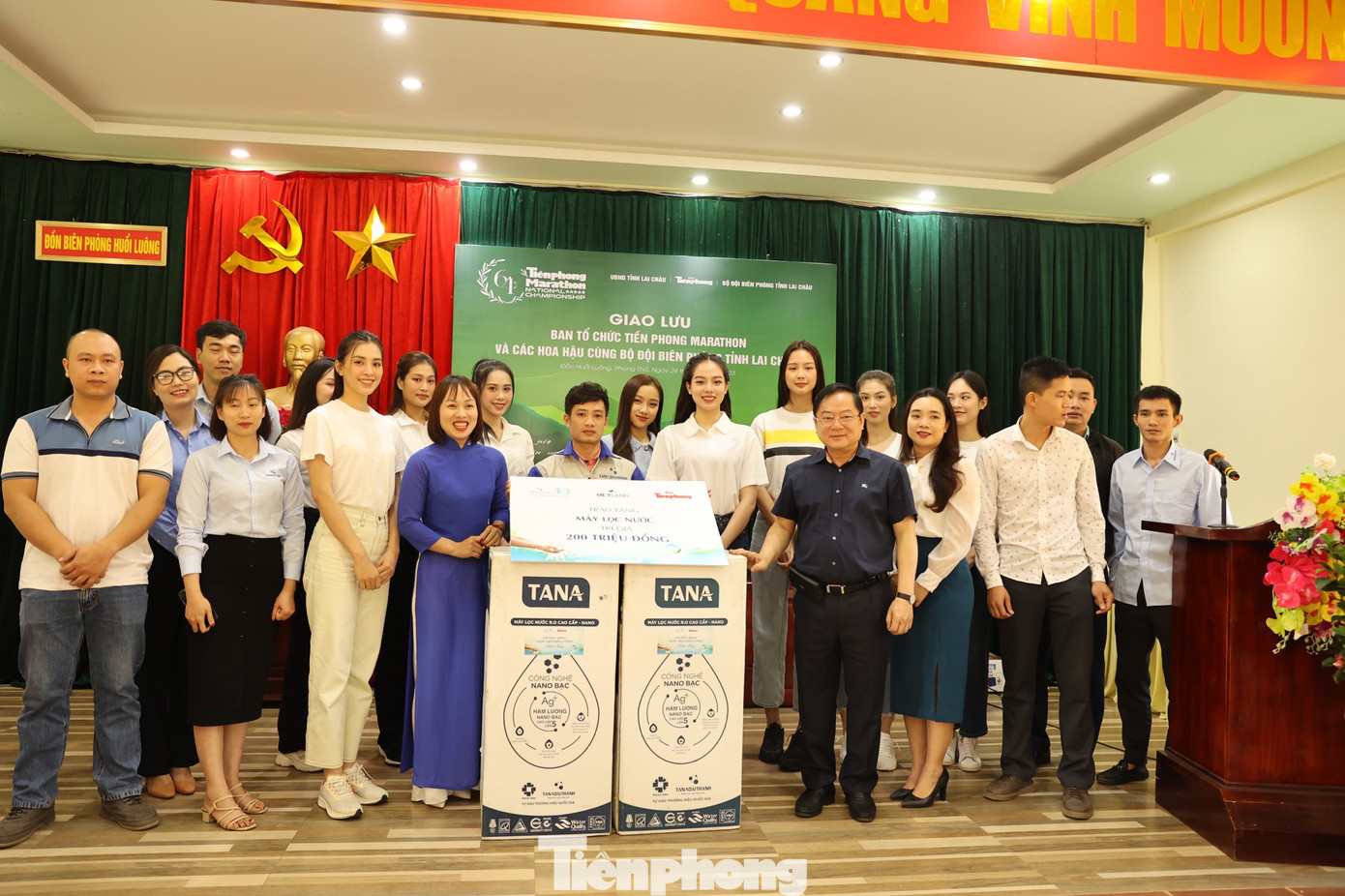 Tại buổi giao lưu, đại diện Tập đoàn Tân Á Đại Thành có các phần quà gửi tặng cán bộ, chiến sĩ Đồn Biên phòng Huổi Luông và trường học trên địa bàn xã Huổi Luông. Ảnh: Trọng Tài