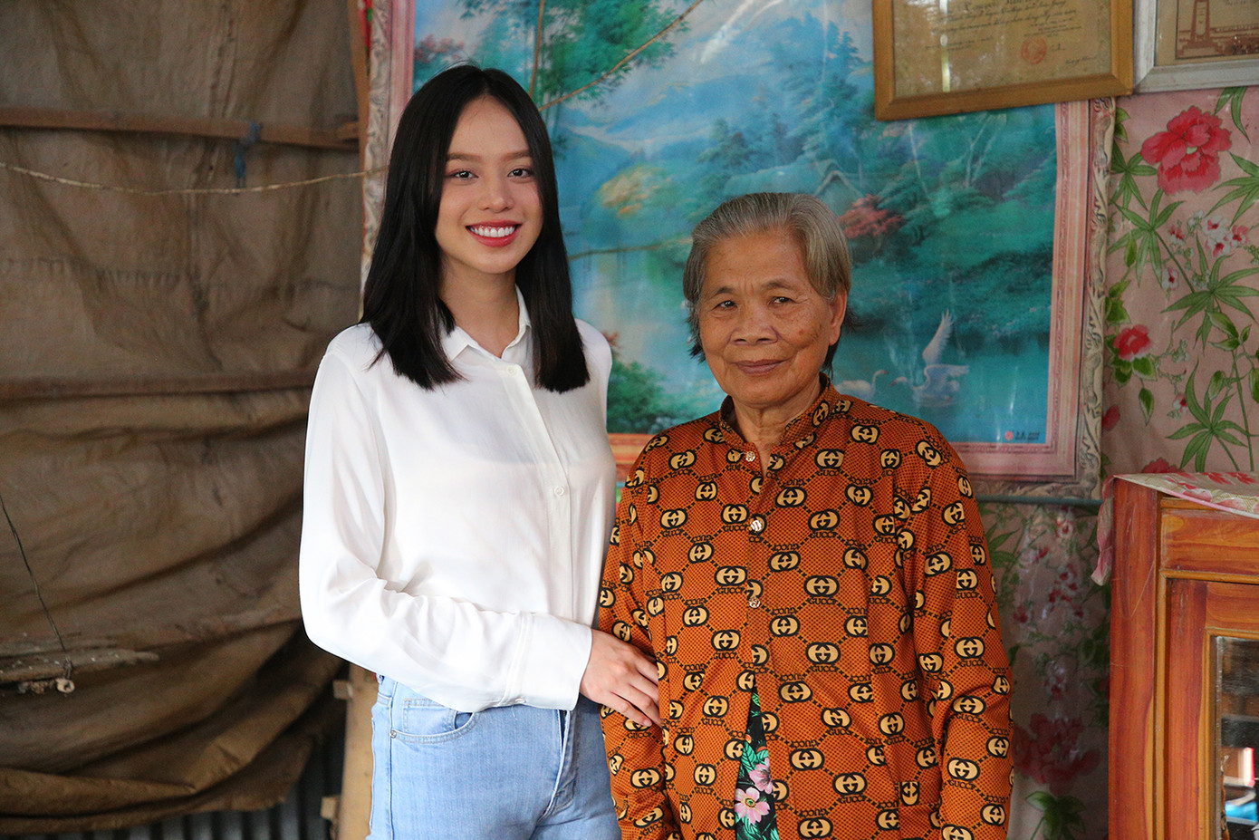 Hoa hậu Huỳnh Thị Thanh Thủy động viên bà Đặng Thị Hoàng.