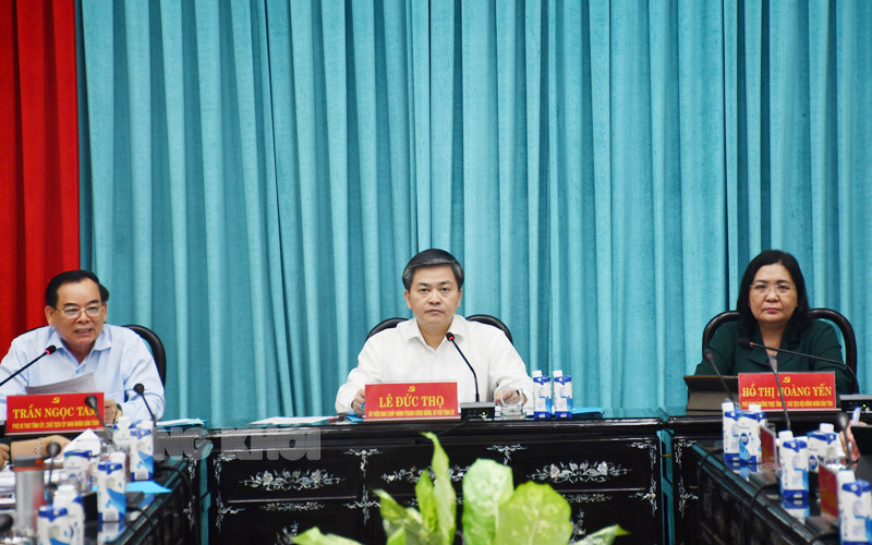 Bí thư Tỉnh uỷ Bến Tre Lê Đức Thọ cùng lãnh đạo HĐND, UBND tỉnh Bến Tre chủ trì hội nghị. Ảnh: Báo Đồng Khởi.