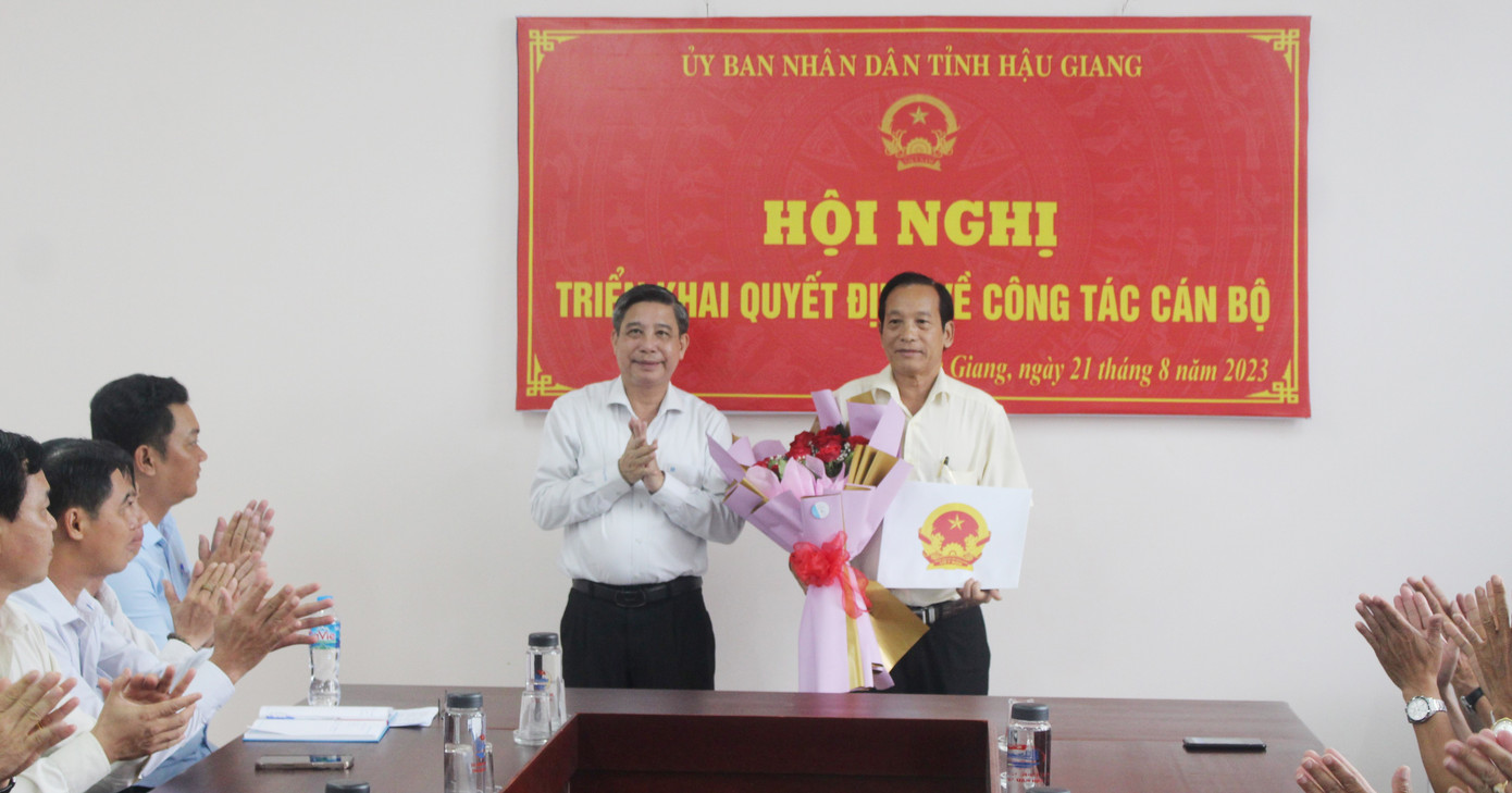 Chủ tịch UBND tỉnh Hậu Giang trao quyết định bổ nhiệm ông Nguyễn Hữu Ái giữ chức Phó Giám đốc Sở Công Thương tỉnh Hậu Giang. Chủ tịch UBND tỉnh Hậu Giang trao quyết định bổ nhiệm ông Nguyễn Hữu Ái giữ chức Phó Giám đốc Sở Công Thương tỉnh Hậu Giang.