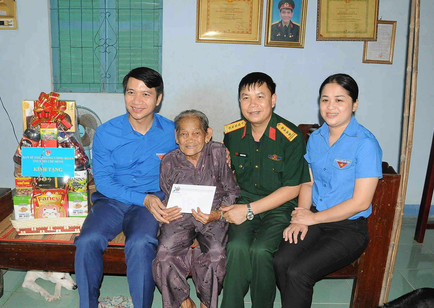 Anh Nguyễn Ngọc Lương cùng đoàn công tác tặng quà Mẹ Việt Nam Anh hùng Nguyễn Thị Út Chót. Ảnh: Cảnh Kỳ