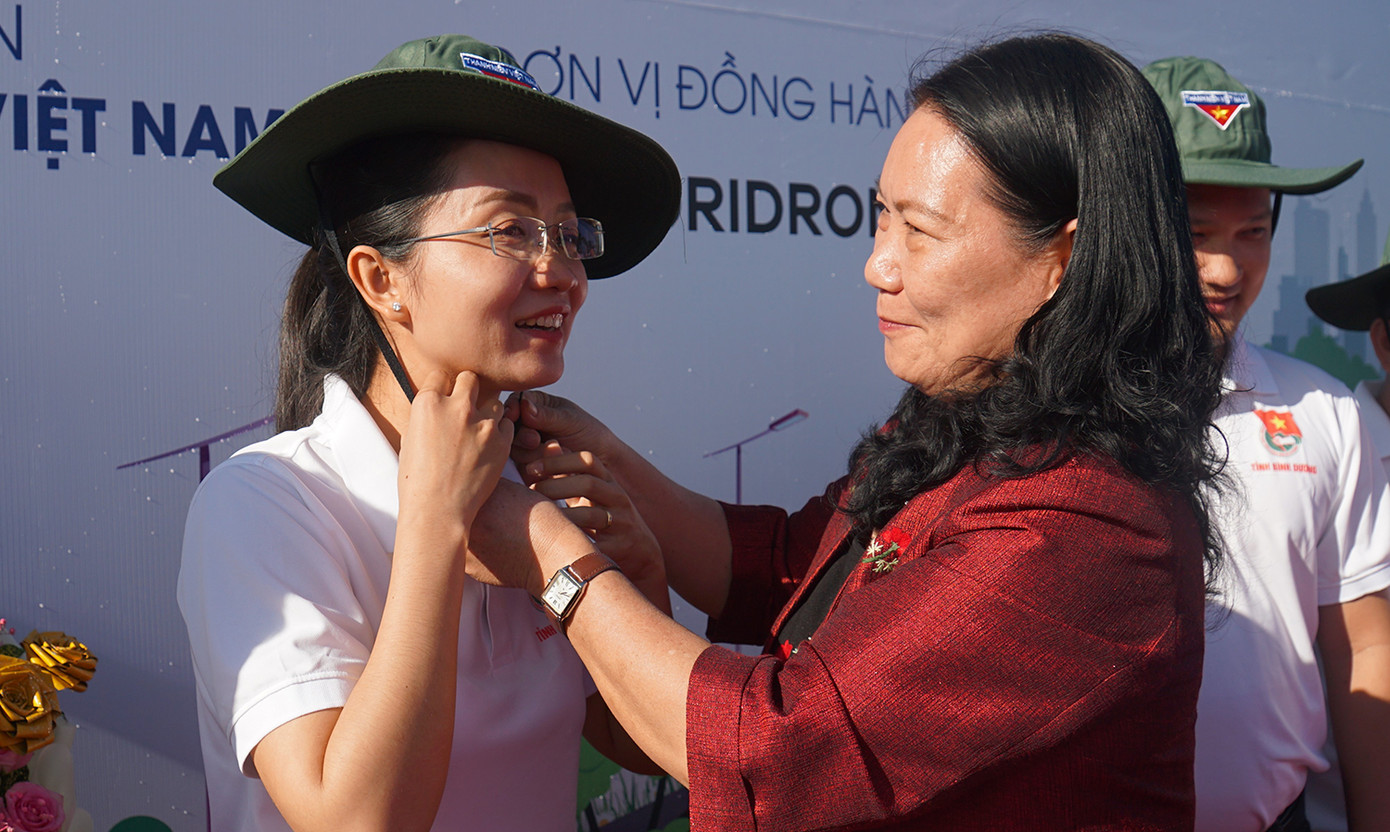 Bà Nguyễn Thị Bé Mười, Phó Chủ tịch UBND tỉnh Bến Tre tặng nón cho Đội trí thức trẻ chuyển giao tiến bộ kỹ thuật cho thanh niên, người dân. Ảnh: Hòa Hội Bà Nguyễn Thị Bé Mười, Phó Chủ tịch UBND tỉnh Bến Tre tặng nón cho Đội trí thức trẻ chuyển giao tiến bộ kỹ thuật cho thanh niên, người dân. Ảnh: Hòa Hội