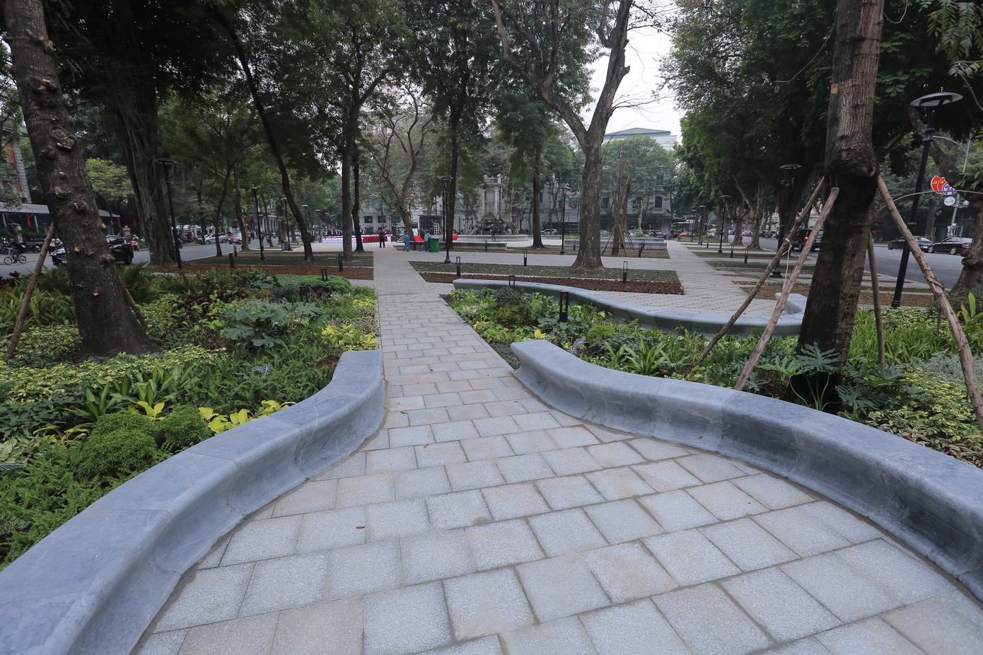 Sau hơn 3 tháng thi công, vườn hoa Diên Hồng đã được khoác lên mình chiếc áo mới với cây xanh thảm cỏ đan xen với đường dạo. Hai đầu vườn hoa là những bồn hoa lớn trồng nhiều loại cây bụi khác nhau với ý tưởng mang rừng cây nhiệt đới vào đô thị. Hệ thống đường dạo lát đá tự nhiên trên nền cát đầm chặt, tăng khả năng thẩm thấu nước mặt. Vỉa hè được thay thế bằng cây xanh thảm cỏ, lối đi cho người đi bộ được chuyển vào bên trong vườn hoa. Trang thiết bị đô thị như hệ thống chiếu sáng, thùng rác, ghế đá được đầu tư đồng bộ góp phần tạo nên một diện mạo mới cho vườn hoa Diên Hồng. Ảnh: Duy Phạm Sau hơn 3 tháng thi công, vườn hoa Diên Hồng đã được khoác lên mình chiếc áo mới với cây xanh thảm cỏ đan xen với đường dạo. Hai đầu vườn hoa là những bồn hoa lớn trồng nhiều loại cây bụi khác nhau với ý tưởng mang rừng cây nhiệt đới vào đô thị. Hệ thống đường dạo lát đá tự nhiên trên nền cát đầm chặt, tăng khả năng thẩm thấu nước mặt. Vỉa hè được thay thế bằng cây xanh thảm cỏ, lối đi cho người đi bộ được chuyển vào bên trong vườn hoa. Trang thiết bị đô thị như hệ thống chiếu sáng, thùng rác, ghế đá được đầu tư đồng bộ góp phần tạo nên một diện mạo mới cho vườn hoa Diên Hồng. Ảnh: Duy Phạm