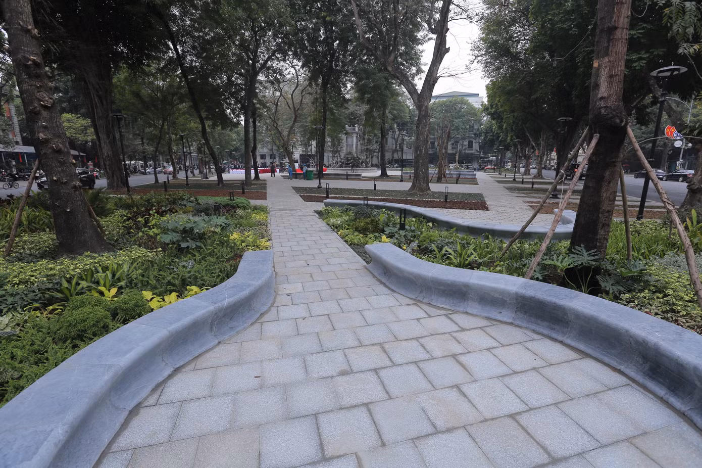 Sau hơn 3 tháng thi công, vườn hoa Diên Hồng đã được khoác lên mình chiếc áo mới với cây xanh thảm cỏ đan xen với đường dạo. Hai đầu vườn hoa là những bồn hoa lớn trồng nhiều loại cây bụi khác nhau với ý tưởng mang rừng cây nhiệt đới vào đô thị. Hệ thống đường dạo lát đá tự nhiên trên nền cát đầm chặt, tăng khả năng thẩm thấu nước mặt. Vỉa hè được thay thế bằng cây xanh thảm cỏ, lối đi cho người đi bộ được chuyển vào bên trong vườn hoa. Trang thiết bị đô thị như hệ thống chiếu sáng, thùng rác, ghế đá được đầu tư đồng bộ góp phần tạo nên một diện mạo mới cho vườn hoa Diên Hồng. Ảnh: Duy Phạm Sau hơn 3 tháng thi công, vườn hoa Diên Hồng đã được khoác lên mình chiếc áo mới với cây xanh thảm cỏ đan xen với đường dạo. Hai đầu vườn hoa là những bồn hoa lớn trồng nhiều loại cây bụi khác nhau với ý tưởng mang rừng cây nhiệt đới vào đô thị. Hệ thống đường dạo lát đá tự nhiên trên nền cát đầm chặt, tăng khả năng thẩm thấu nước mặt. Vỉa hè được thay thế bằng cây xanh thảm cỏ, lối đi cho người đi bộ được chuyển vào bên trong vườn hoa. Trang thiết bị đô thị như hệ thống chiếu sáng, thùng rác, ghế đá được đầu tư đồng bộ góp phần tạo nên một diện mạo mới cho vườn hoa Diên Hồng. Ảnh: Duy Phạm