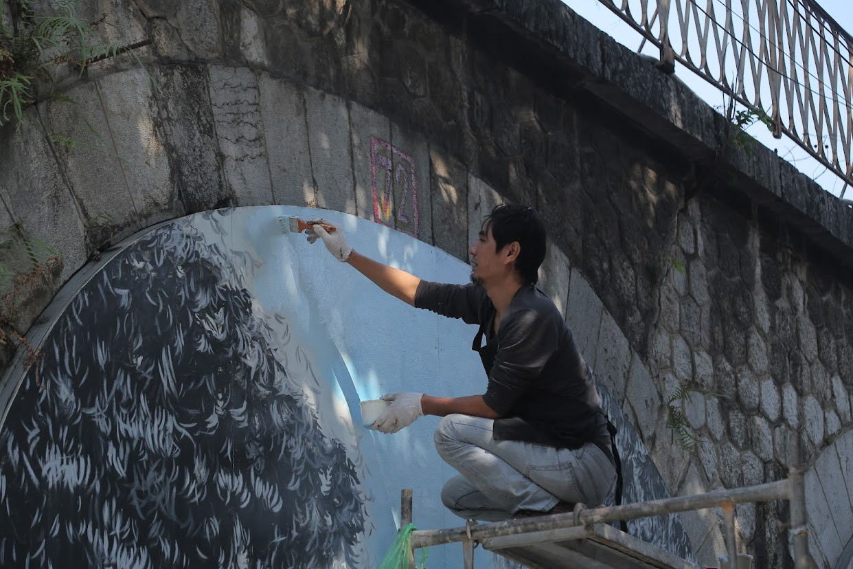 Trước đó, sau khi báo chí phản ánh về tình trạng nhếch nhác, mất mỹ quan đô thị ở phố bích hoạ Phùng Hưng, quận Hoàn Kiếm đã có chỉ đạo khắc phục, sửa chữa. Ảnh: Duy Phạm