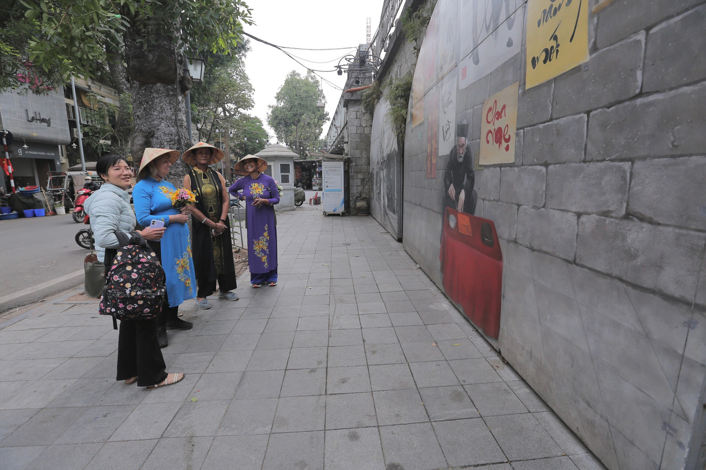 Những bức bích hoạ ở phố Phùng Hưng - một địa chỉ du lịch nổi tiếng ở Hà Nội những ngày cuối năm thu hút khá nhiều du khách, trong đó có nhiều người nước ngoài. Ảnh: Duy Phạm