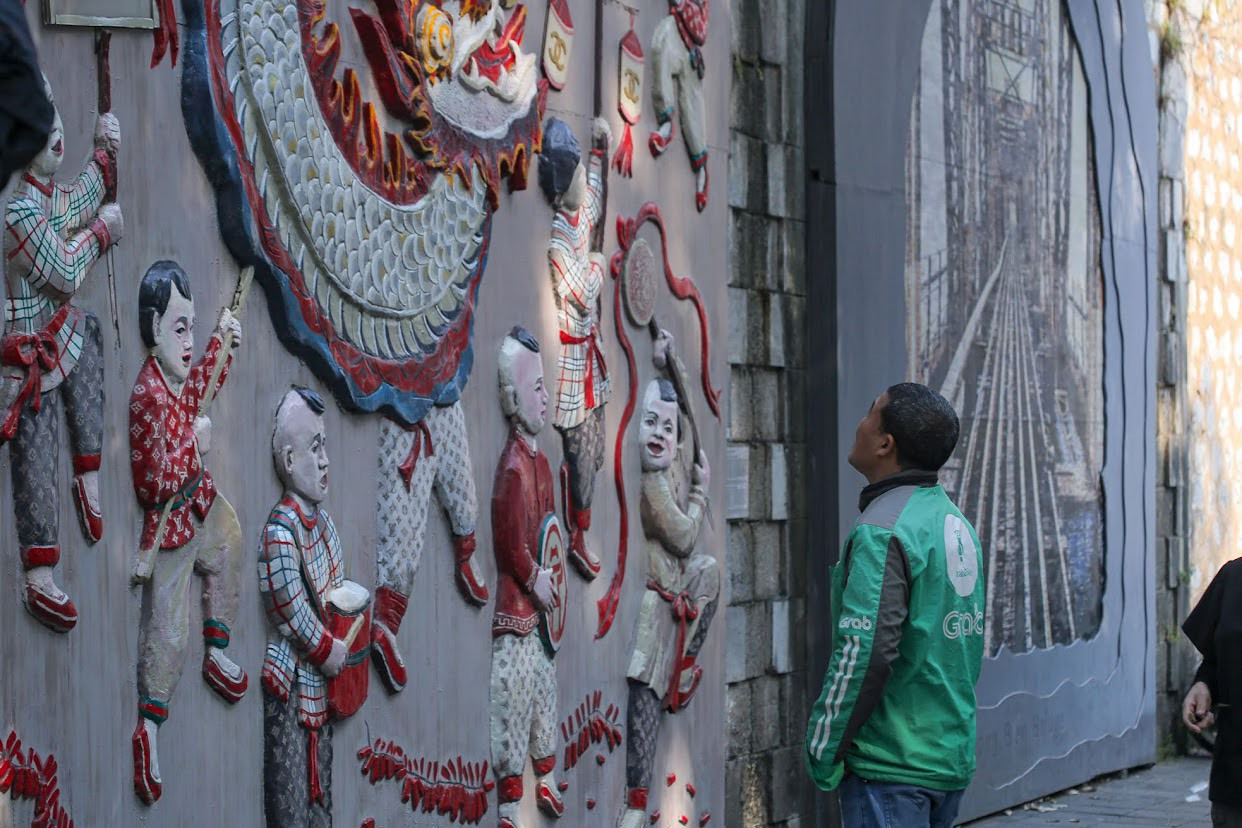 Một bức tranh gốm trên phố bích hoạ Phùng Hưng. Ảnh: Duy Phạm