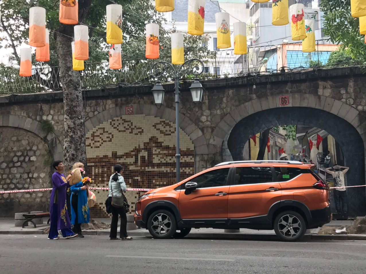 Theo ghi nhận của phóng viên, hiện vẫn còn xuất hiện tình trạng đỗ ô tô dưới lòng đường Phùng Hưng, cản trở việc thăm quan, ngắm cảnh, trải nghiệm phố bích hoạ Phùng Hưng. Ảnh: PV