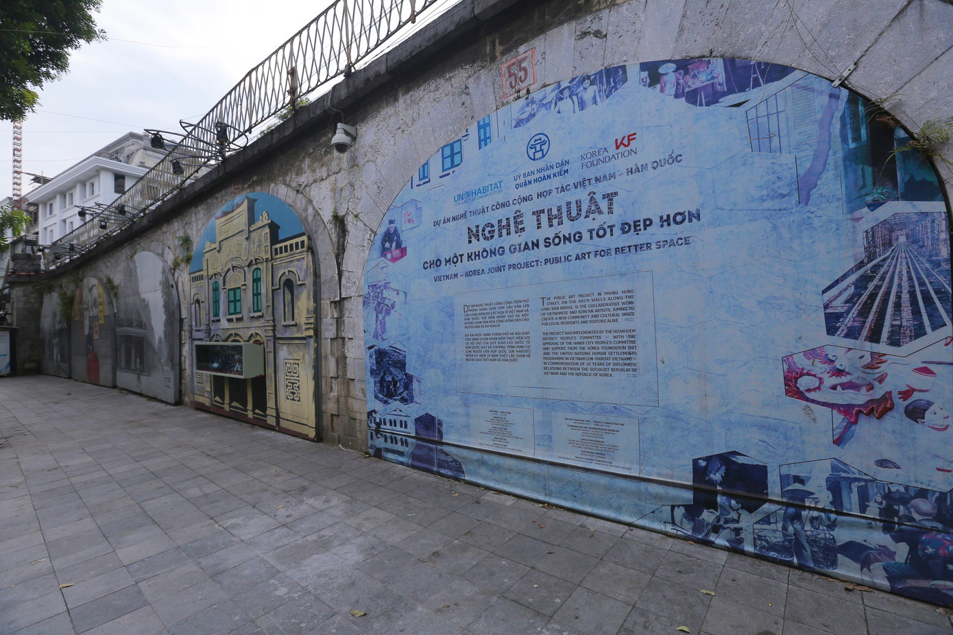 Không gian phố bích hoạ Phùng Hưng là một địa điểm thu hút nhiều khách du lịch, nên quận Hoàn Kiếm rất quyết tâm tu sửa, chỉnh trang, cải thiện cảm nhận của du khách về Hà Nội nói chung và Hoàn Kiếm nói riêng. Ảnh: Duy Phạm