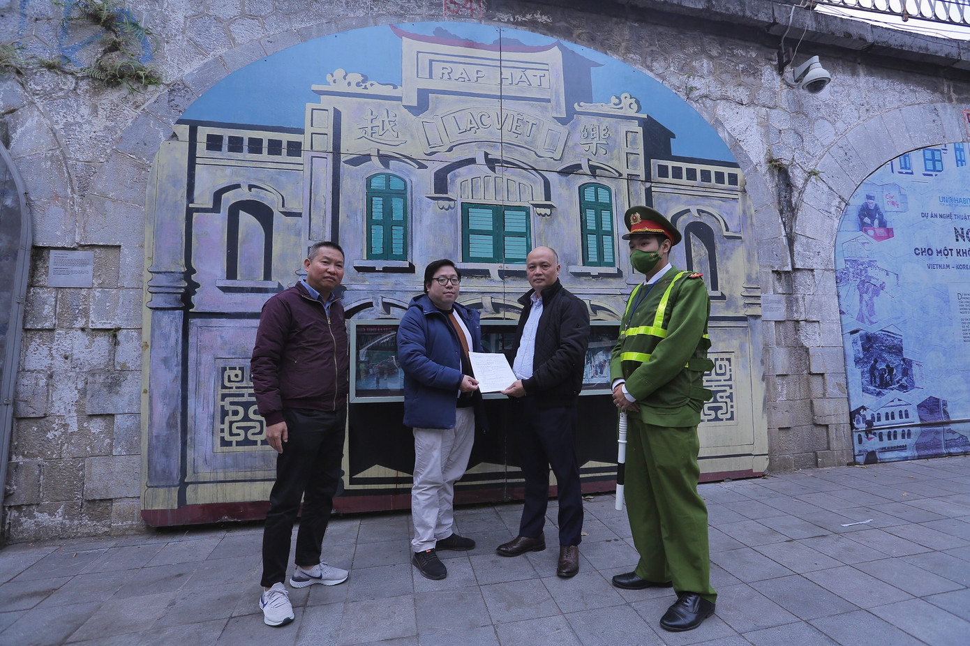 Chiều 3/1, quận Hoàn Kiếm đã bàn giao cho phường Hàng Mã quản lý phố bích hoạ Phùng Hưng. Trao đổi với phóng viên, ông Đào Quang Năm, phó Chủ tịch UBND phường Hàng Mã cho biết, đơn vị sẽ giao cho công an phường thường xuyên tuần tra, để đảm bảo an ninh trật tự, cũng như bảo quản các bức tranh trên phố bích họa. Nếu phát hiện các bức tranh xuống cấp, chúng tôi sẽ có kế hoạch báo cáo UBND quận để tu sửa. "Chỉ còn ít ngày nữa là đến chợ hoa Tết, chúng tôi sẽ phối hợp với ban quản lý phố cổ quận Hoàn Kiếm, tạo những gian hàng trên phố bích họa này, để thu hút khách du lịch”, ông Năm cho hay.