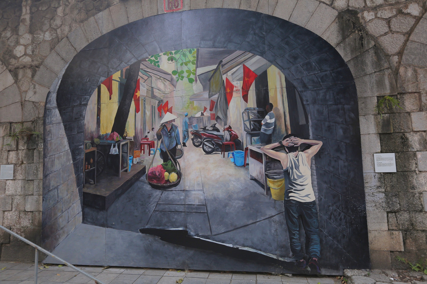 Theo ghi nhận, hiện nay, các bức bích hoạ đã được sửa chữa, hoàn thiện, đảm bảo mỹ quan đô thị để phục vụ nhân dân Thủ đô và du khách. Ảnh: Duy Phạm