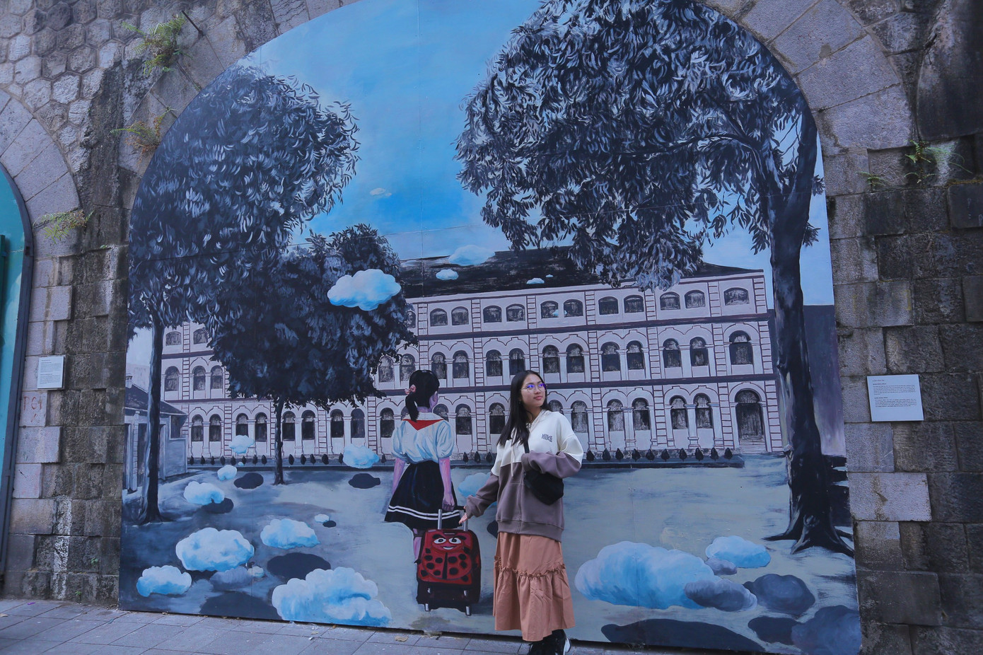 Các bạn trẻ "check-in" ở phố bích hoạ Phùng Hưng. Ảnh: Duy Phạm