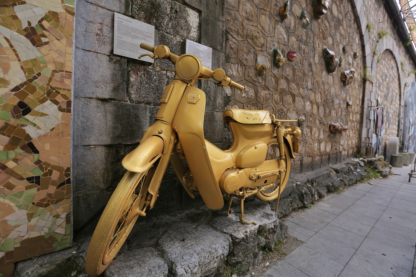 Một chiếc xe máy cổ trưng bày ở phố bích hoạ Phùng Hưng. Ảnh: Duy Phạm