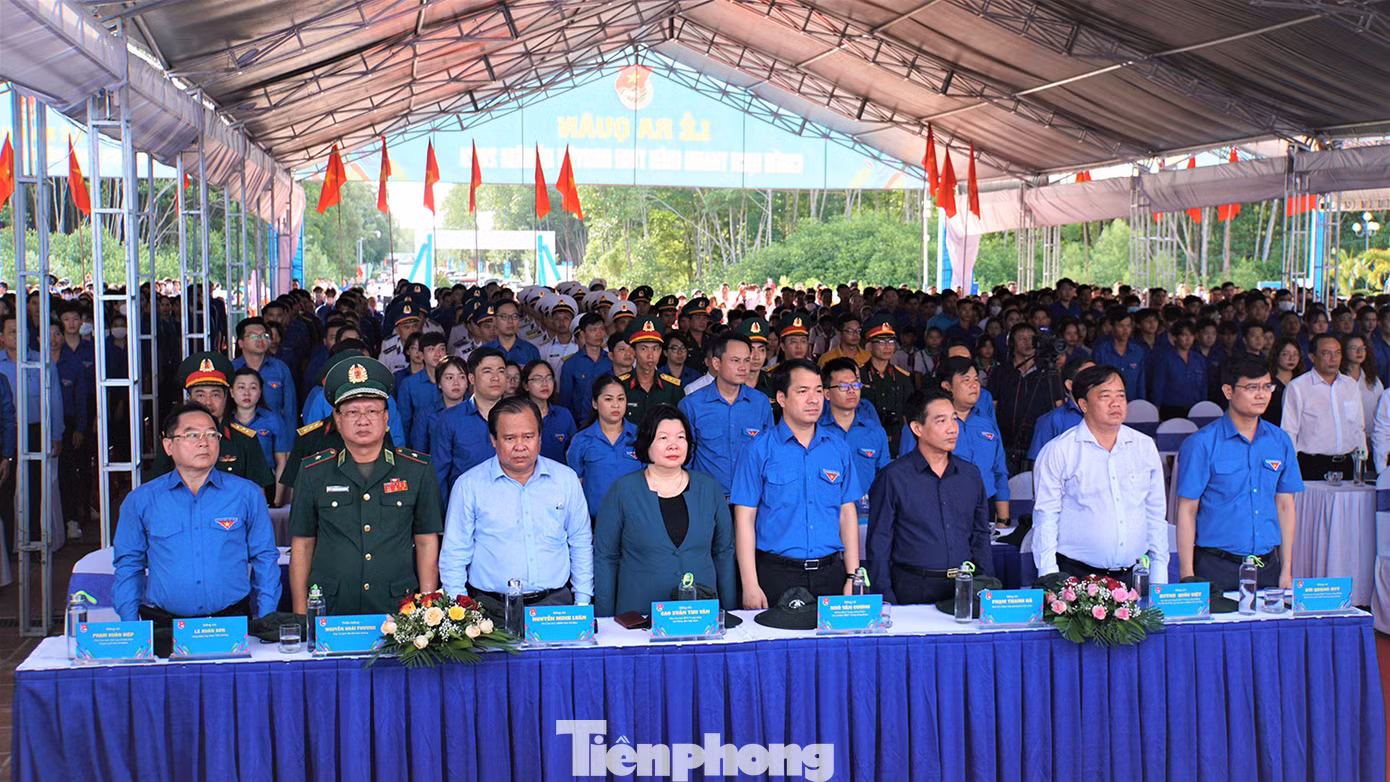 Các đại biểu làm lễ chào cờ trước khi diễn ra Lễ ra quân Chiến dịch Thanh niên tình nguyện Hè năm 2023. (Ảnh: PV)