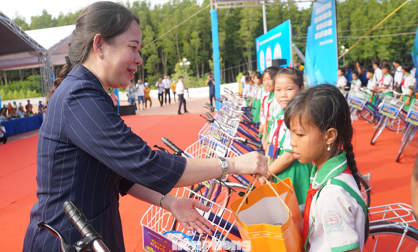 Phó Chủ tịch nước Võ Thị Ánh Xuân tặng học bổng, xe đạp cho các học sinh có hoàn cảnh khó khăn ở Cà Mau. (Ảnh: PV)