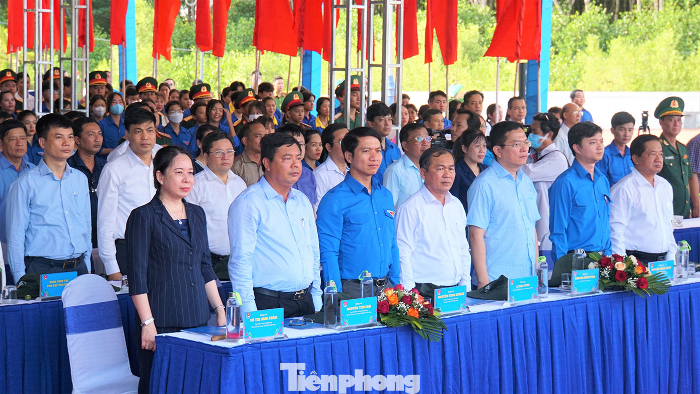 Các đại biểu làm lễ chào cờ trước khi diễn ra Lễ ra quân Chiến dịch Thanh niên tình nguyện Hè năm 2023. (Ảnh: PV) Các đại biểu làm lễ chào cờ trước khi diễn ra Lễ ra quân Chiến dịch Thanh niên tình nguyện Hè năm 2023. (Ảnh: PV)