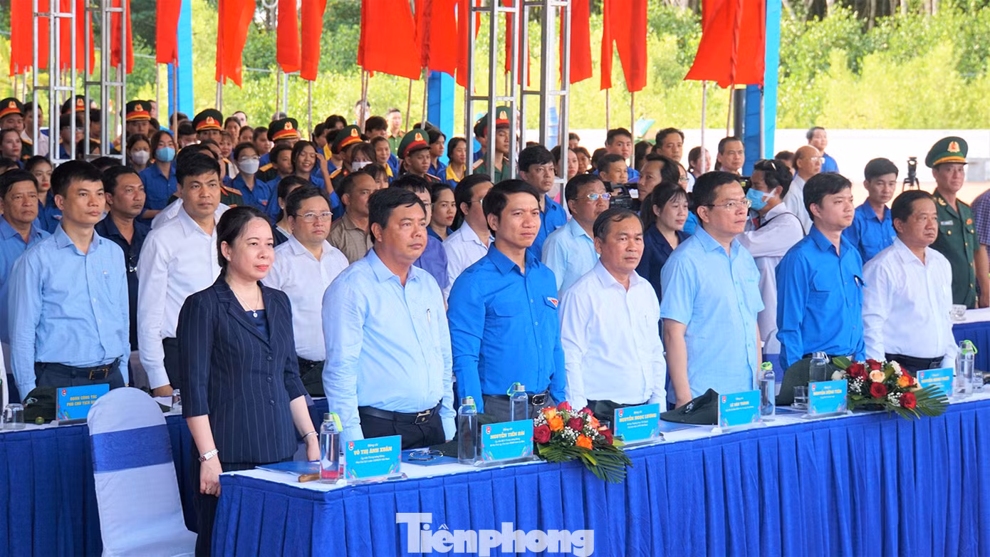 Các đại biểu làm lễ chào cờ trước khi diễn ra Lễ ra quân Chiến dịch Thanh niên tình nguyện Hè năm 2023. (Ảnh: PV)