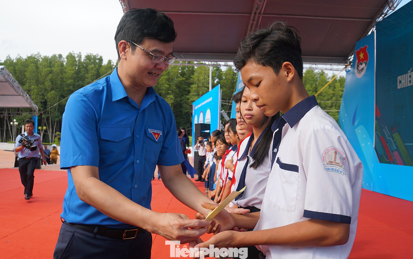 Bí thư thứ nhất T.Ư Đoàn Bùi Quang Huy tặng quà cho học sinh trên địa bàn tỉnh Cà Mau. (Ảnh: PV) Bí thư thứ nhất T.Ư Đoàn Bùi Quang Huy tặng quà cho học sinh trên địa bàn tỉnh Cà Mau. (Ảnh: PV)