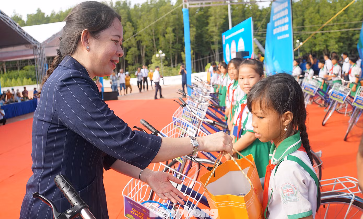 Phó Chủ tịch nước Võ Thị Ánh Xuân trao học bổng và xe đạp cho các học sinh trên địa bàn tỉnh Cà Mau. (Ảnh: PV)