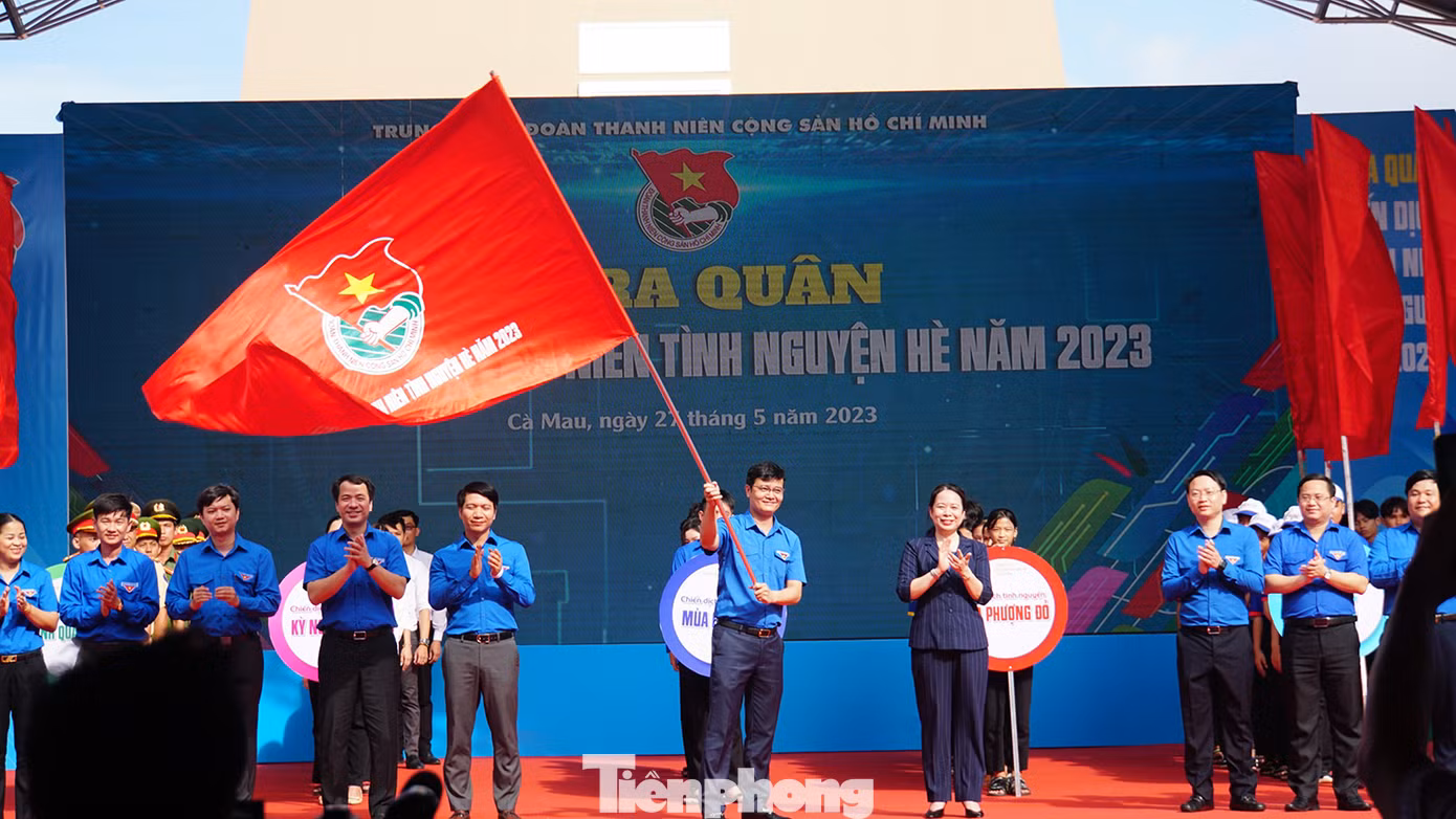 Phó Chủ tịch nước Võ Thị Ánh Xuân, Bí thư thứ nhất Trung ương Đoàn Bùi Quang Huy và các đại biểu thực hiện nghi Lễ ra quân Chiến dịch Thanh niên tình nguyện Hè năm 2023. (Ảnh: PV)