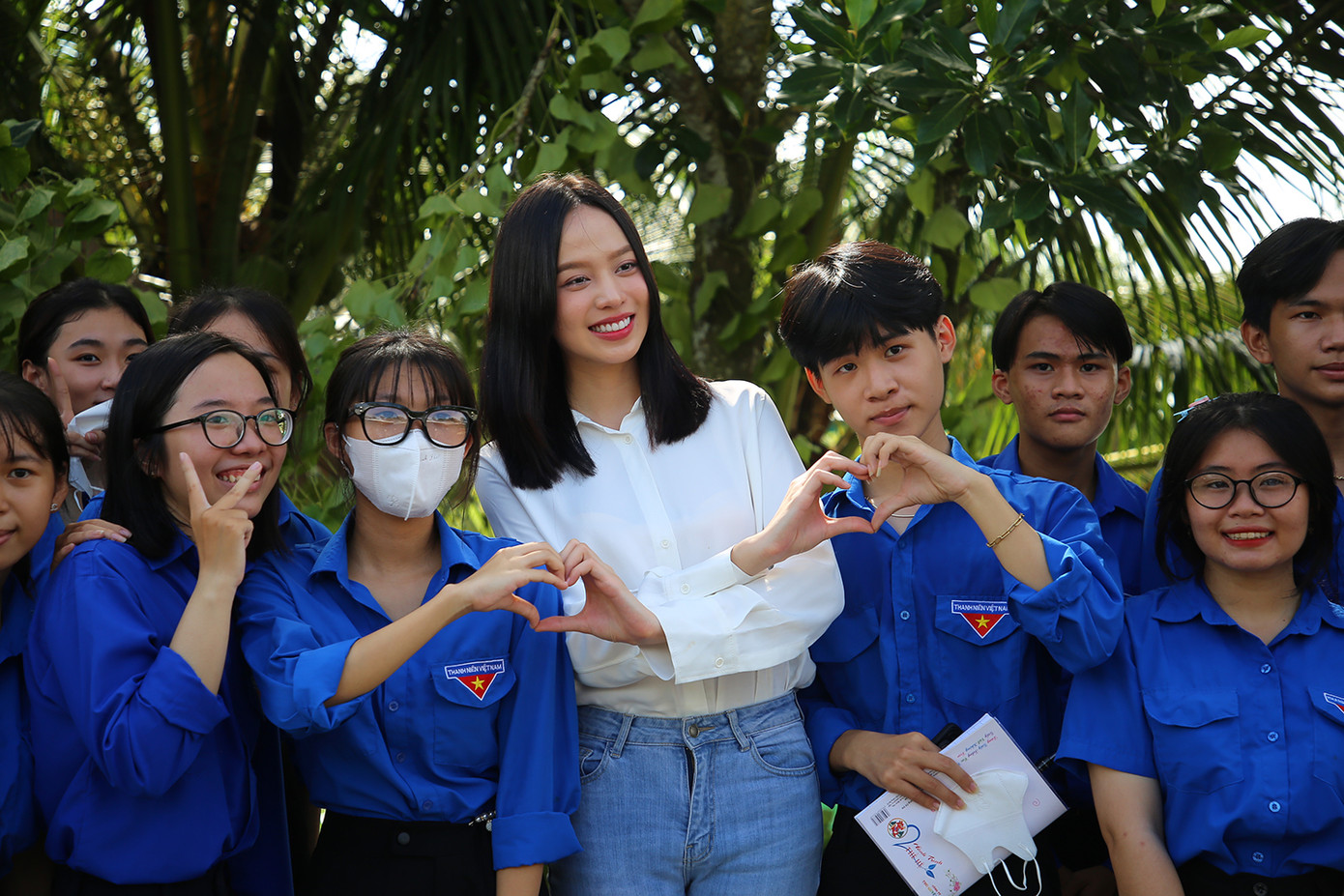 Hoa hậu gần gũi với các bạn đoàn viên, thanh niên.