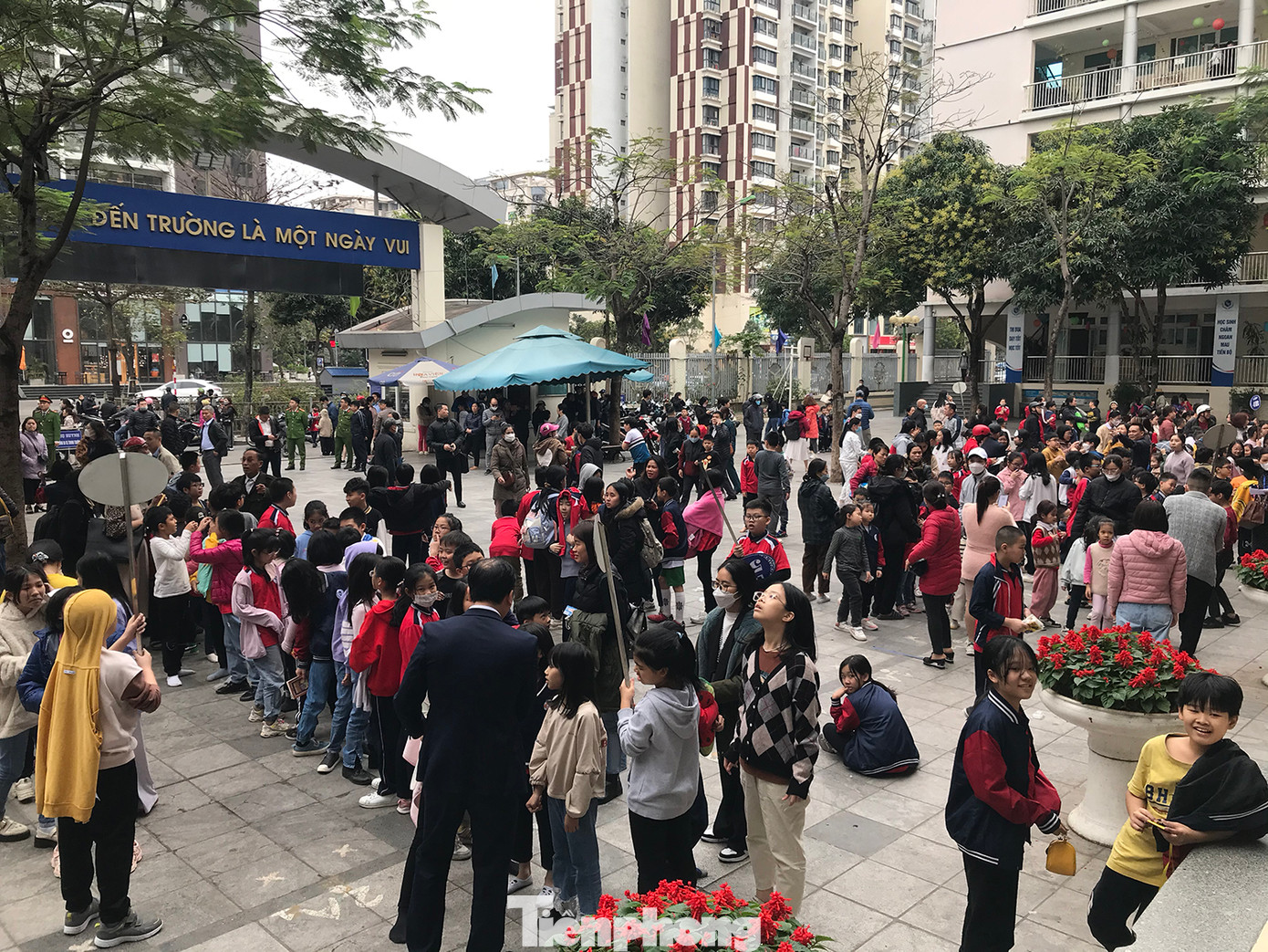 Phụ huynh và học sinh tập trung tại sân Trường Tiểu học Yên Hoà để kiểm đếm sĩ số. Ảnh: Trường Phong