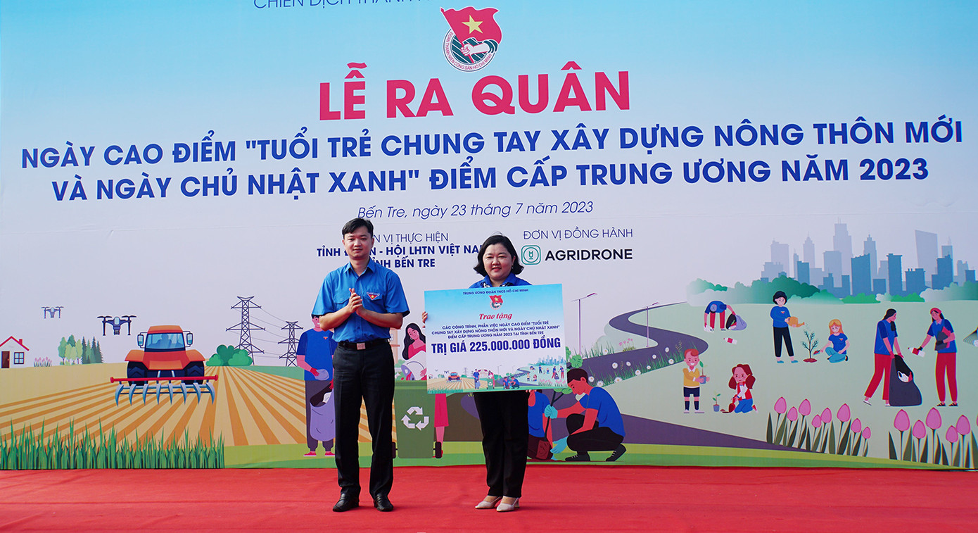 Anh Nguyễn Minh Triết trao tặng nguồn lực cho địa phương thực hiện công trình an sinh xã hội. Ảnh: Hòa Hội Anh Nguyễn Minh Triết trao tặng nguồn lực cho địa phương thực hiện công trình an sinh xã hội. Ảnh: Hòa Hội