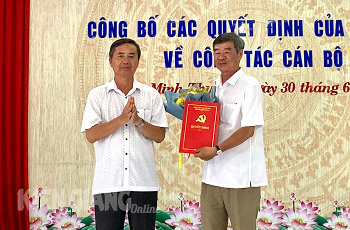 Ông Lê Thanh Hùng - Trưởng ban Tổ chức Tỉnh ủy Kiên Giang trao quyết định của Ban Thường vụ Tỉnh ủy cho ông Nguyễn Quốc Cường. Ảnh: Báo Kiên Giang. Ông Lê Thanh Hùng - Trưởng ban Tổ chức Tỉnh ủy Kiên Giang trao quyết định của Ban Thường vụ Tỉnh ủy cho ông Nguyễn Quốc Cường. Ảnh: Báo Kiên Giang.
