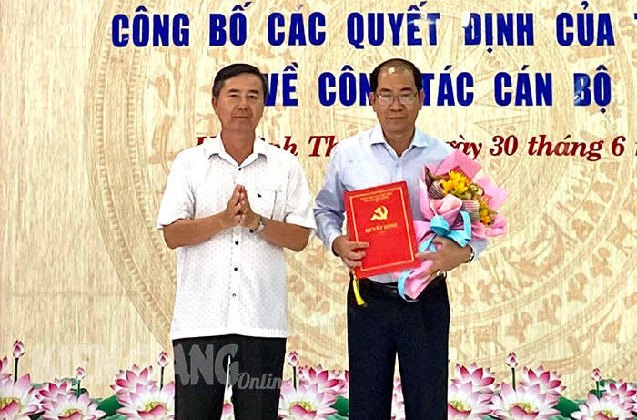 Ông Lê Thanh Hùng - Trưởng ban Tổ chức Tỉnh ủy Kiên Giang trao quyết định của Ban Thường vụ Tỉnh ủy cho ông Nguyễn Việt Thắng. Ảnh: Báo Kiên Giang. Ông Lê Thanh Hùng - Trưởng ban Tổ chức Tỉnh ủy Kiên Giang trao quyết định của Ban Thường vụ Tỉnh ủy cho ông Nguyễn Việt Thắng. Ảnh: Báo Kiên Giang.
