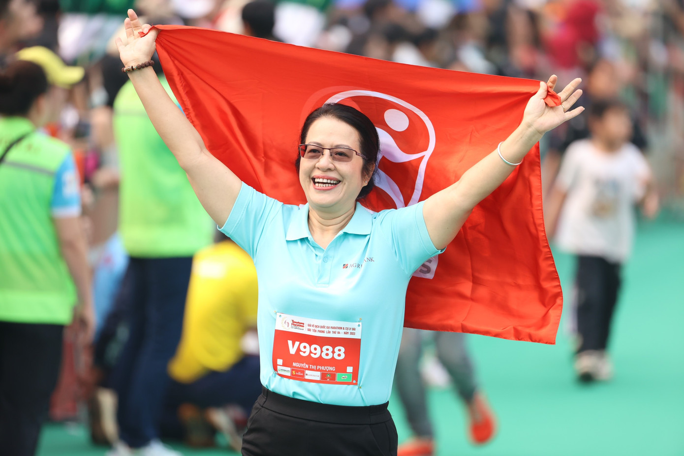 Bà Nguyễn Thị Phượng, Phó Tổng Giám đốc Ngân hàng NN&amp;PTNT (Agribank) tham gia chạy đồng hành cùng giải Tiền Phong Marathon 2023. Ảnh: Như Ý