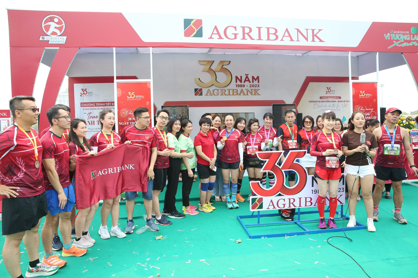Các vận động viên của Agribank sau khi hoàn thành chặng đua Tiền Phong Marathon 2023. Ảnh: Trọng Tài