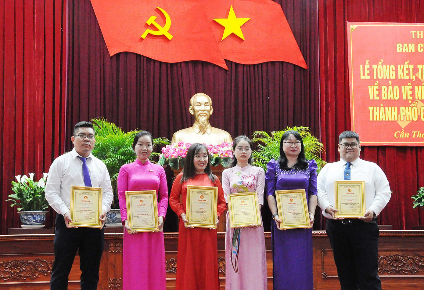 Các tác giả đạt giải nhất cuộc thi. Ảnh: CK Các tác giả đạt giải nhất cuộc thi. Ảnh: CK