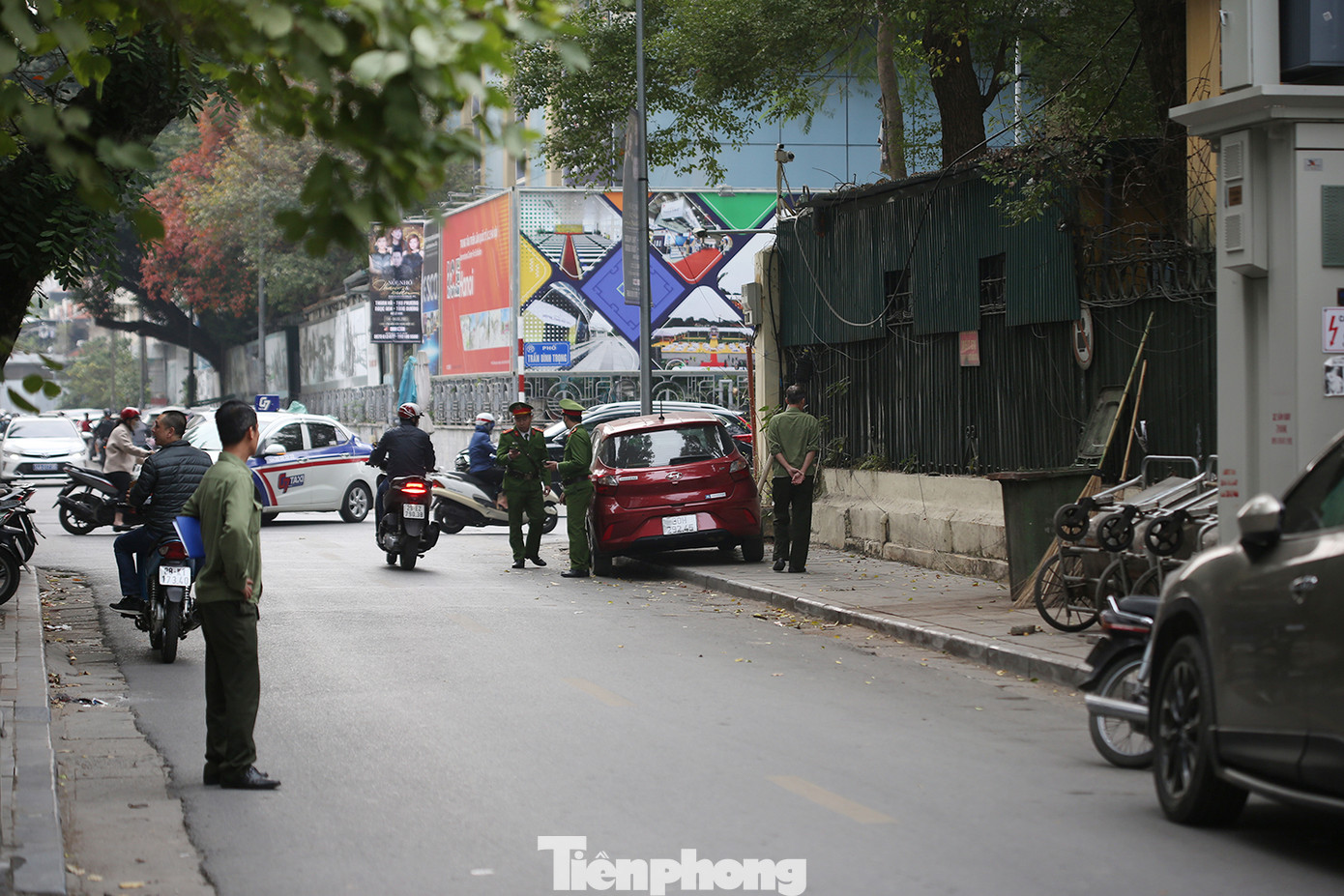 Khu vực giao giữa phố Trần Bình Trọng và Trần Quốc Toản thường xuyên có các xe ô tô dừng đỗ trên vỉa hè, lòng đường, ảnh hưởng đến giao thông. Ảnh: Trường Phong