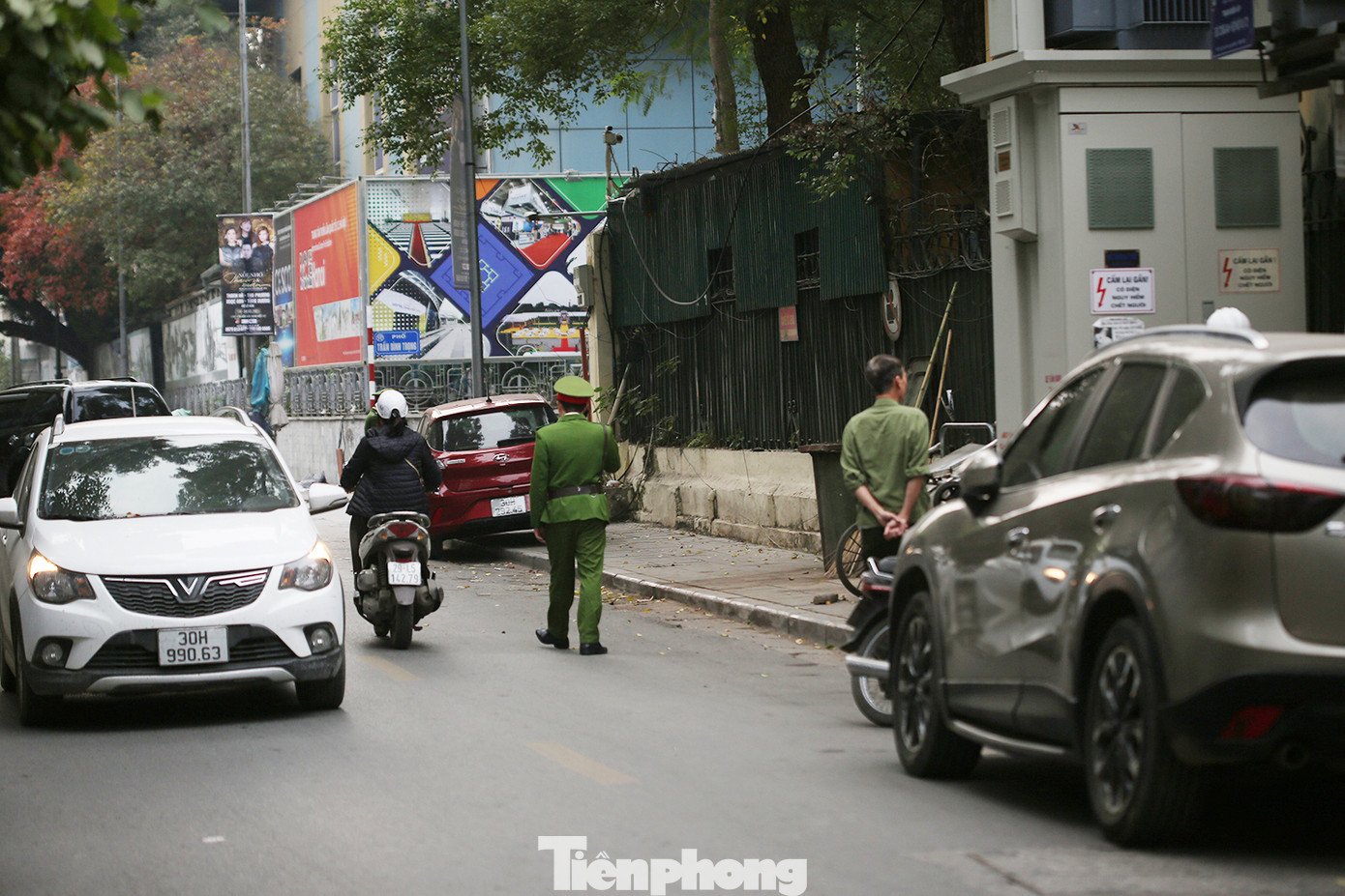 Thực hiện Kế hoạch của thành phố "giành lại vỉa hè phong quang, sạch đẹp cho người đi bộ", quận Hoàn Kiếm, lực lượng chức năng phường Trần Hưng Đạo (quận Hoàn Kiếm) triển khai lực lượng đi kiểm tra, xử lý các trường hợp vi phạm quy định về dừng đỗ phương tiện trên địa bàn phường. Ảnh: Trường Phong