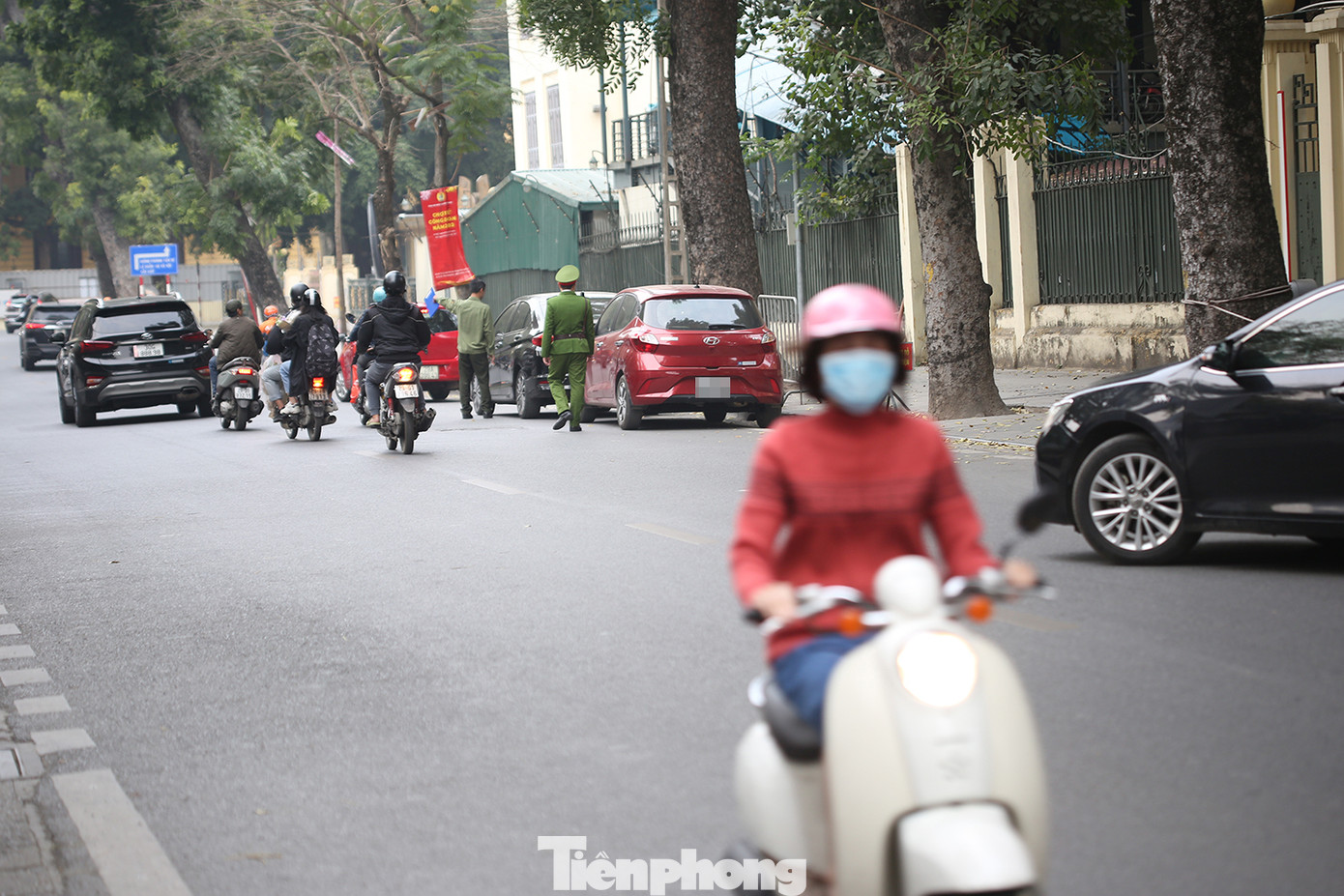 Đoàn công tác tập trung xử lý các trường hợp dừng đỗ xe dưới lòng đường, vỉa hè đối diện số 5 - 15 Trần Bình Trọng. Ảnh: Trường Phong