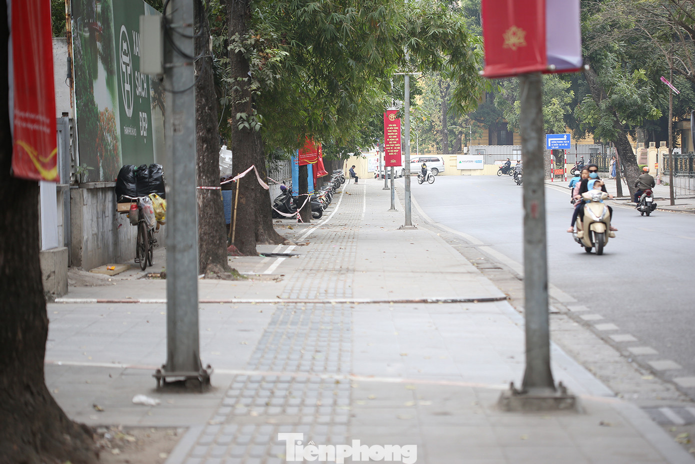 Khu vực đối diện số 5 - 15 Trần Bình Trọng trước đây vốn là một điểm trông giữ xe ô tô, hiện đã bị quận Hoàn Kiếm thu hồi giấy phép. Theo ghi nhận của phóng viên, vỉa hè khu vực này đã "phong quang, sạch đẹp". Lãnh đạo công an phường Trần Hưng Đạo cho biết, lực lượng chức năng sẽ xử lý nghiêm các trường hợp vi phạm. Ảnh: Trường Phong