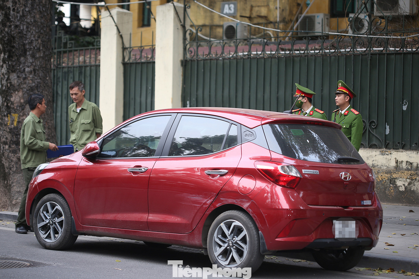 Một chiếc xe dừng đỗ dưới lòng đường phố Trần Bình Trọng, bị lực lượng chức năng phường Trần Hưng Đạo nhắc nhở, yêu cầu di chuyển.