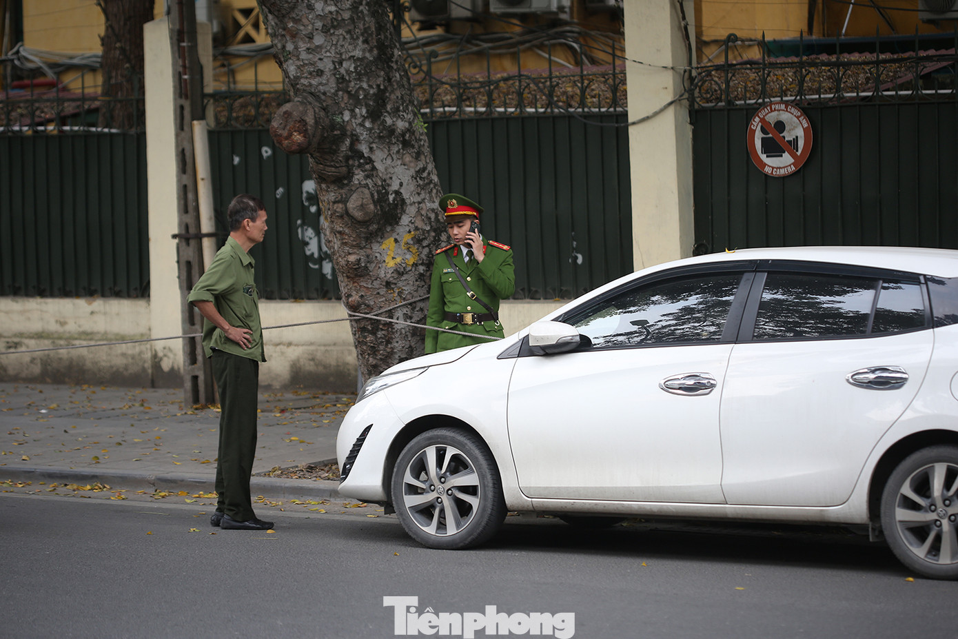 Một chiếc xe khác dừng đỗ dưới lòng đường phố Trần Bình Trọng. Lực lượng chức năng đã gọi điện cho chủ xe theo số điện thoại để trên xe, yêu cầu xuất hiện để di chuyển xe đi chỗ khác. Ảnh: Trường Phong