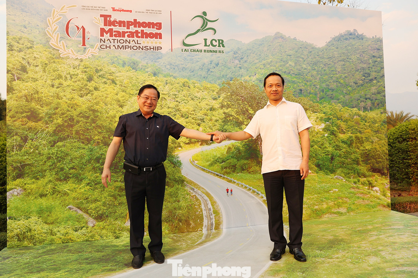 Chủ tịch UBND tỉnh Lai Châu Trần Tiến Dũng và Tổng Biên tập báo Tiền Phong Lê Xuân Sơn chụp ảnh kỷ niệm tại pano giải Tiền Phong Marathon.