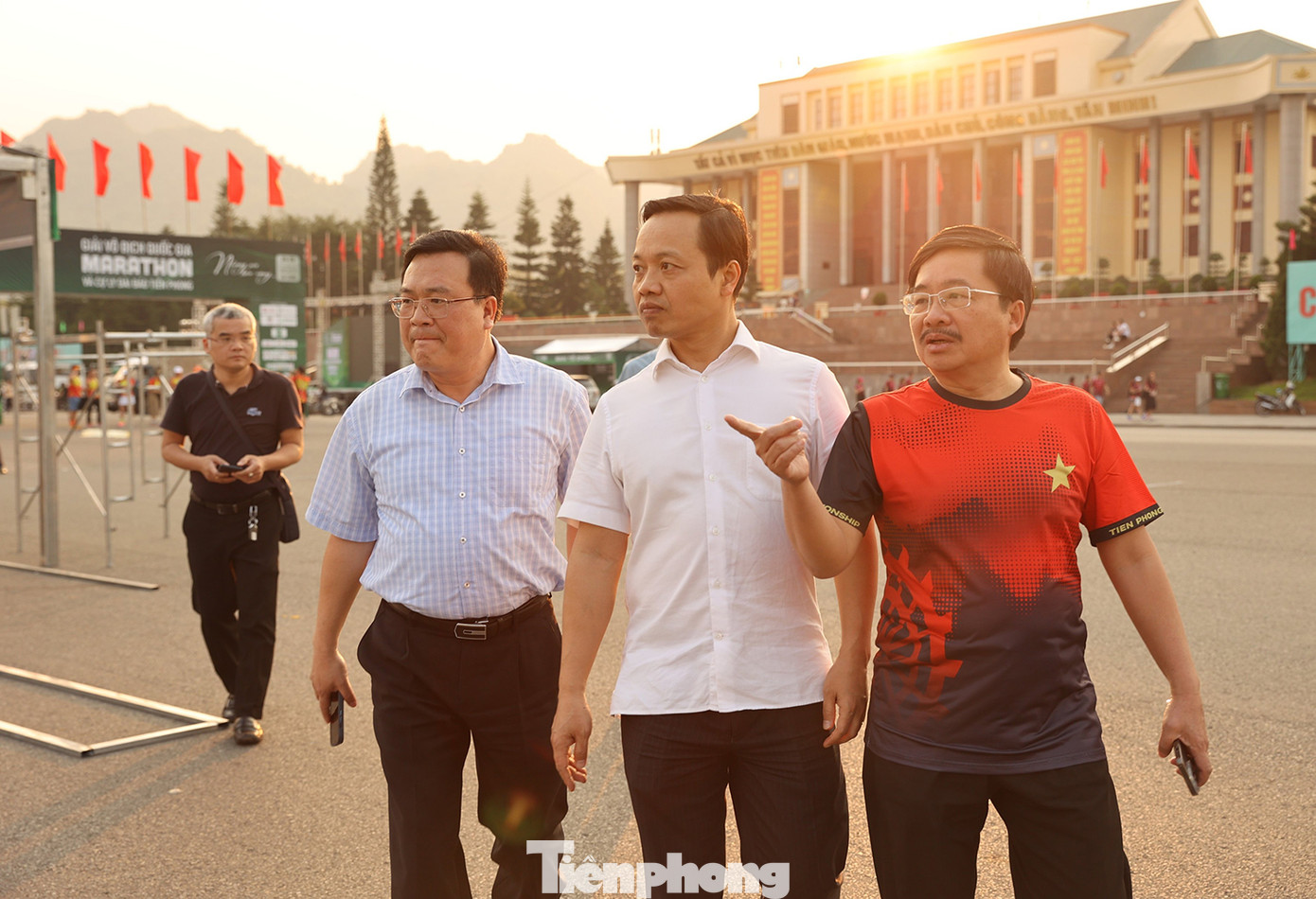 Nhà báo Vũ Tiến, Phó Tổng Biên tập báo Tiền Phong - Phó trưởng Ban tổ chức giải Tiền Phong Marathon giới thiệu về công tác tổ chức giải với Chủ tịch UBND tỉnh Lai Châu Trần Tiến Dũng.