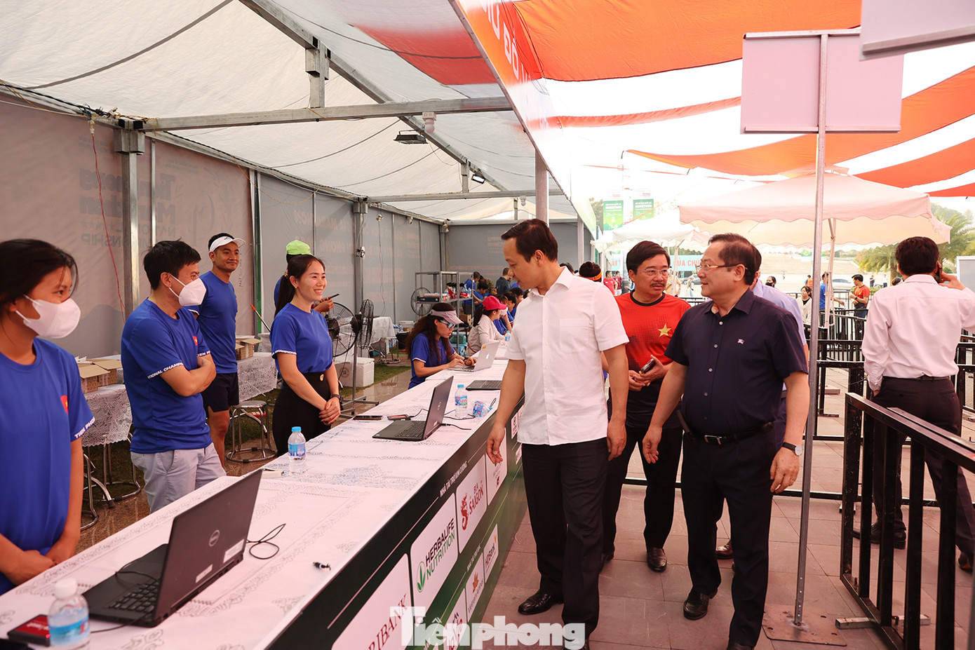 Chủ tịch UBND tỉnh Lai Châu Trần Tiến Dũng, Tổng Biên tập báo Tiền Phong Lê Xuân Sơn thăm khu phát racekit ở Quảng trường Nhân dân.