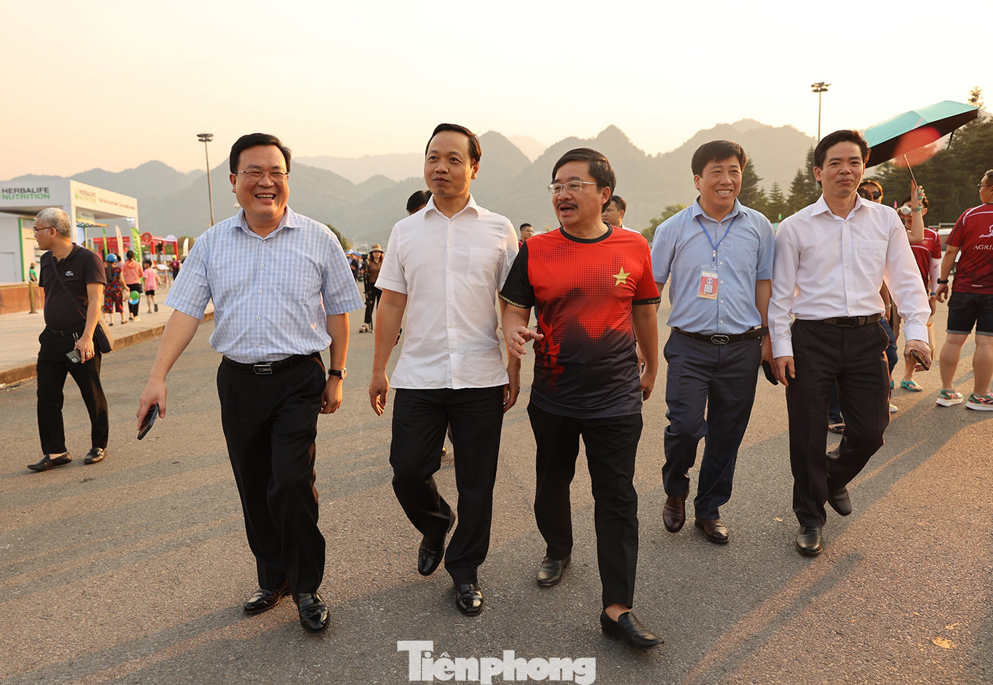 Chiều 24/3, Chủ tịch UBND tỉnh Lai Châu Trần Tiến Dũng (thứ hai từ trái sang) đi kiểm tra công tác chuẩn bị giải Tiền Phong Marathon tại Quảng trường Nhân dân.